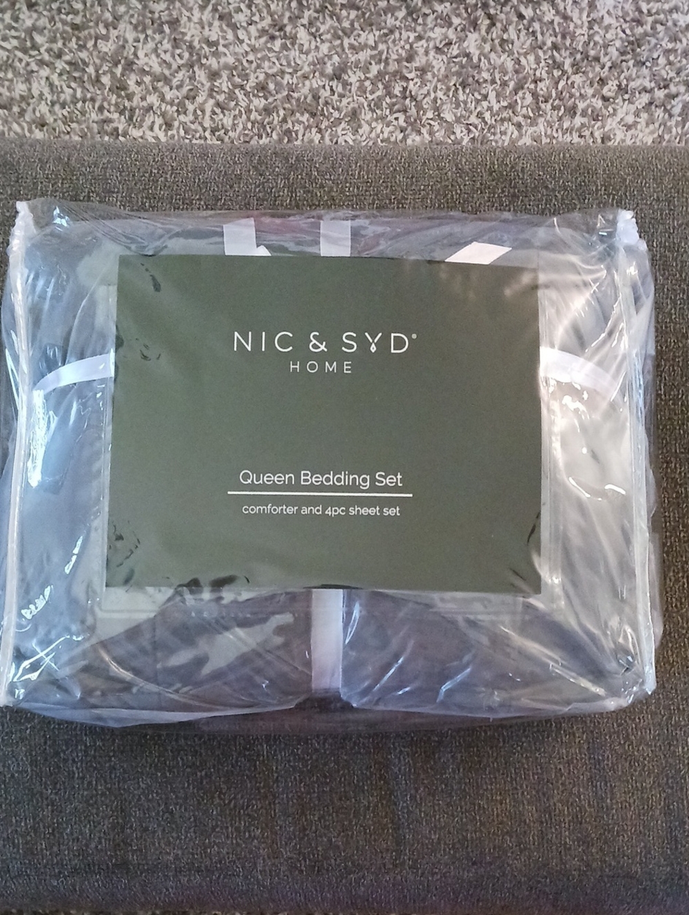 NWT Brand New!!!  5 Piece Home Queen Bedding Set in Gray